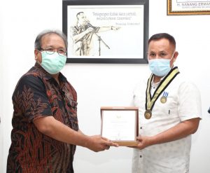 Dinilai Berhasil Tekan Penyebaran  Covid- 19,  Nanang Ermanto Dapat Penghargaan Adi Karsa Pratama Dari Kampus Itera