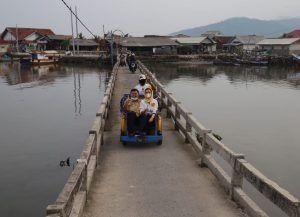 Jika Jadi Walikota, Rycko Janji Akan Perbaiki Jembatan Di Pulau Pasaran