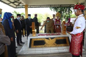 Peringatan Hari Pahlawan, Sulpakar Lakukan  Tabur Bunga Di Makam Raden Intan