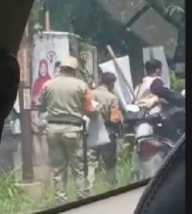 Warga Rekam APK Gambar Calon Walikota Rycko-Jos Di Copot Petugas, Sementara Baleho Bergambar Eva Tidak