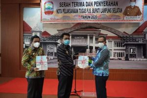 Masa Tugas Pjs Bupati Lamsel Berakhir, Sulpakar Serahkan Nota Pelaksanaan Tugas Ke Mendagri