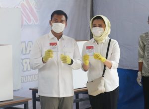 Rycko Dan Istri Gunakan Hak Suara Di TPS  06 Sumur Batu