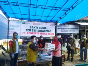 Yayasan Tzu Chi Sinar Mas PT. Konverta Mitra Abadi Bagikan 200 Paket Sembako, Masker dan Alat Posyandu