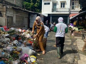 Plt KUPT Pasar Inpres Kalianda Turun Tangan Bersihkan Sampah 