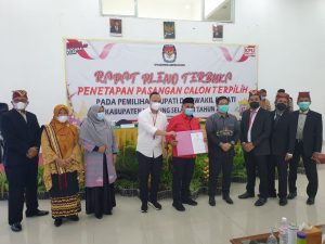 KPU Lamsel Resmi Tetapkan Pasangan Nanang – Pandu Bupati Terpilih