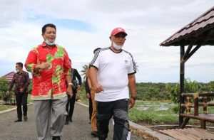 Nanang Ermanto Ajak Anggota DPR Prov Lampung Fahrorrozi Tinjau Kebun Edukasi