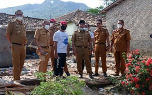Bupati Lamsel Tinjau Rumah Warga Desa Pauh Tanjung Iman Yang Roboh