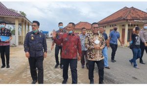 Bupati Lamsel Ajak Anggota Komisi XI DPR RI Masinton Pasaribu Melihat Kebun Edukasi