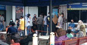 Dampak Pemutihan, Antrian Wajib Pajak di Samsat Kalianda Membludak