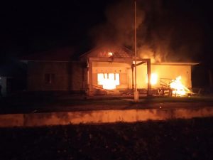 Buntut Kecewa Dengan Aparat, Ratusan Warga Bakar  Kantor Polsek Candipuro