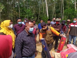 Bupati Lamsel Salurkan Bantuan Untuk  Warga Yang Rumahnya Hangus Terbakar