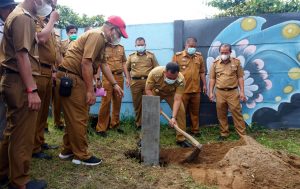Nanang Ermanto Kawal Langsung Pemasangan Patok Beton di Pantai Kedu dan Kedu Warna