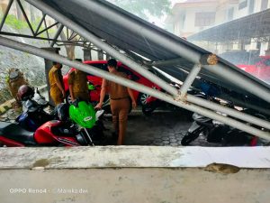 Kanopi Parkiran Kendaraan di Kantor Bupati Lamsel Ambruk, Sejumlah Kendaraan Tertimpa 