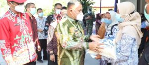 Bupati Lamsel Pantau Penyaluran Bantuan BST dan Beras Dari Kemensos