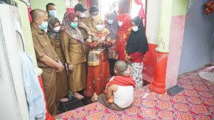 Kunjungi Anak Penderita Tumor Otak, Bunda Winarni Upayakan Kesembuhan Hendrik