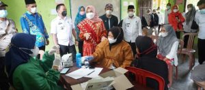 Winarni Nanang Ermanto Tinjau Pelaksanaan Vaksinasi Covid-19 Pelajar Dan Masyarakat