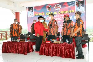 Bupati Lamsel Nanang Ermanto dan Rycko Menoza Saling Sapa Pada Acara Rakercab MPC PP
