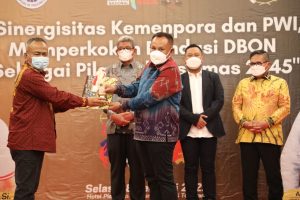 H. Nanang Ermanto Terima Penghargaan Inisiator Olahraga dari PWI Pusat