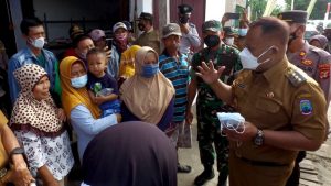 Bupati Lamsel Bagikan Masker Untuk Warga Kecamatan Way Sulan