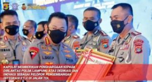 Dinilai Berhasil Kembangkan Integrasi  ETLE di Jalan Tol, Kapolri Beri Penghargaan Dirlatntas Polda Lampung