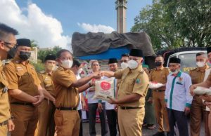 Pemkab Lamsel Bersam Baznas Salurkan 10 Ton Beras
