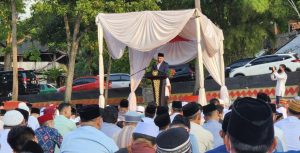 Wakil Bupati Lamsel Sholat Idul Fitri di Lapangan Korpri Pemkab Lamsel