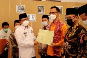 Wali Kota Metro Serahkan 6 Sertifikat Tanah Wakap