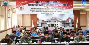 Bupati Lamsel Hadiri Paripurna DPRD Dalam Rangka Penyampaian Ranperda