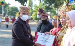 peringati Hardiknas, Bupati Lamsel Serahkan Penghargaan Satya Lencana Karya Satya 120 guru