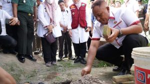 Bupati Lamsel Gulirkan Bantuan Bedah Rumah