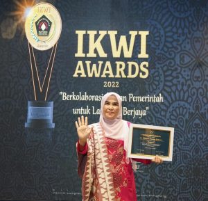 Berhasil Turunkan Angka Stunting di Lamsel, Winarni Raih Penghargaan Dari IKWI Lampung