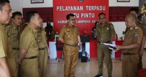 Sekda Lamsel Pimpin Rapat Evaluasi Standar Pelayanan Publik