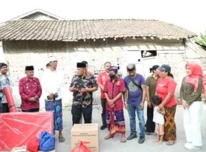 Lagi, Bupati Lamsel Berikan Bantuan Bedah Rumah