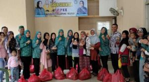 Tim Pengerak PKK Lamsel Bagikan Sembako