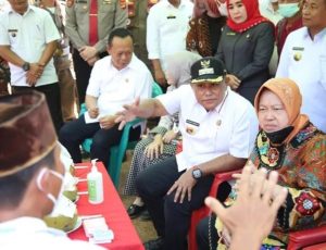 Nanang Dampingi Mensos Tri Rismaharini Serahkan Bantuan untuk Korban Banjir