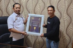 Support Kegiatan Olahraga, SIWO PWI Lampung Berikan Penghargaan Kepala UPTD Samsat Kalianda