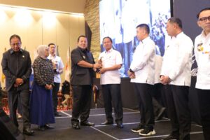 Pj Bupati Lampung Barat Terima Penghargaan sebagai Kabupaten Terbaik I