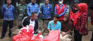 Bupati Lamsel Salurkan Bantuan Bedah Rumah