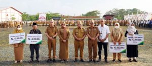 Bupati Lamsel Serahkan Santunan  untuk 16 THLS Yang Meninggal Dunia