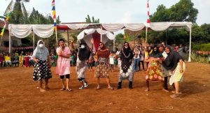 Meriahkan HUT RI ke 78 Warga Kelurahan Tanjung Seneng Main Bola Pakai Daster