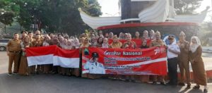 Pemkab Lamsel Bagi-bagi Bendera Merah Putih di Tugu Adipura