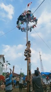 Lamsel  HUT ke-78 RI, Lomba Panjat Pinang di lingkungan 06 Sukajaya Kembali Digelar