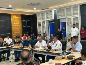 Bustami Memastikan Tenaga Kuli Bongkar Muat Pelabuhan Masih Dibutuhkan