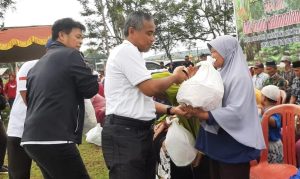 Lewat Program Membuka Pintu Langit, PTPN XIII Salurkan 83 Paket Sembako Untuk Keluarga Kurang Mampu