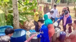 Warga Desa Merak Belantung Dapat Bantuan Air Bersih Dari Pemkab Lamsel