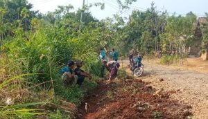Kadus Dusun 7 Bonglai Melakukan Gotong Royong Yang Di Kemas Dalam Jumat Bersih