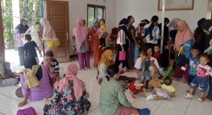 Ketua TP PKK Kampung Negeri Mulya Hadiri Pemberian Makanan Tambahan (PMT) Posyandu