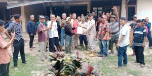 Puluhan Warga Kampung Tanjung Raja Giham Menggeruduk  PT Kharisma .