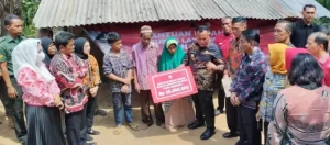 Bupati Lampung Selatan Bedah Rumah Warga Desa Trans Tanjungan Kecamatan Katibung