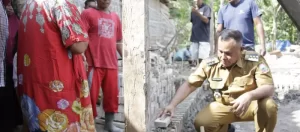 Bedah Rumah Warga Desa Kecamatan Palas Lewat Program Geserbu, Bupati Lampung Selatan Lakukan Peletakan Bata Pertama